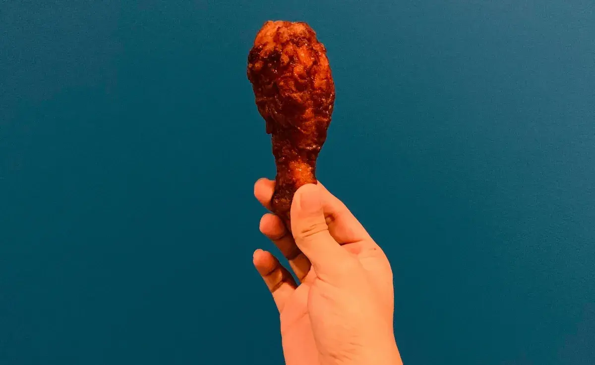 Se recomienda darle patas de pollo cruda para evitar astillas. Foto: Pexels/Hein Ko Ko