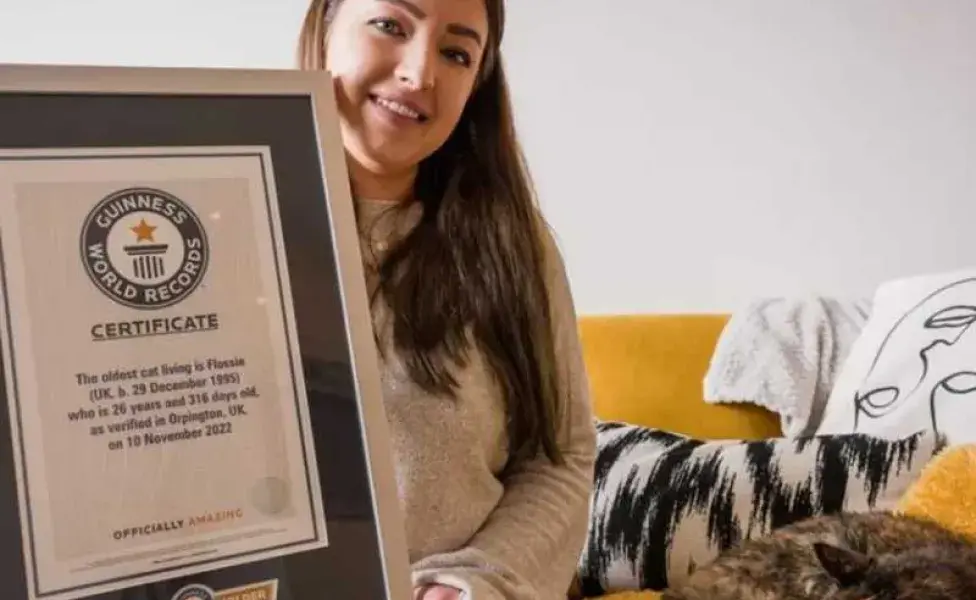 Flossie con su record guiness y su dueña. Foto: Google/Vidanimal