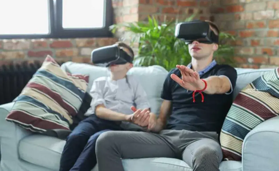 señor con su hijo jugando vr. Foto: Envato/Microstock_Growth