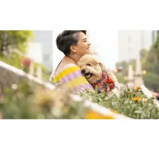 Mujer abrazando a su perro. Foto: Pexels/Ismael Jiménez Barcenas