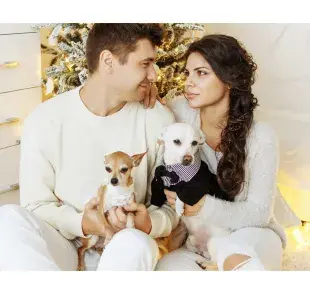 Pareja con dos perros. Foto: Pexels/Pixabay