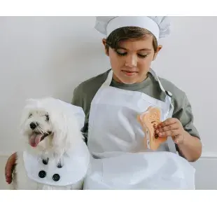 Hacer galletas para tu perro en casa ayuda a cuidar los ingredientes. Foto: Pexels/Katya Wolf