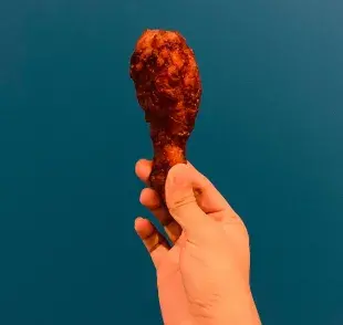 Se recomienda darle patas de pollo cruda para evitar astillas. Foto: Pexels/Hein Ko Ko