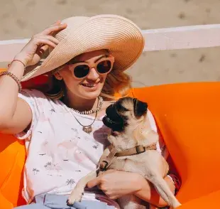 Los perros chatos suelen sufrir más el calor; evita un golpe de calor.